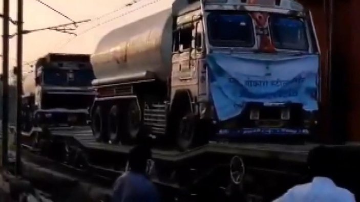 Hindistan’da oksijen krizi: Oksijen tankları trenlerle taşınıyor -4