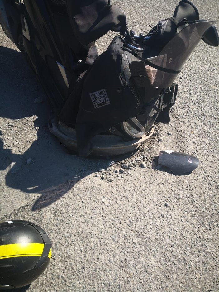 (Özel) İstanbul’da ilginç kaza: Motosikletli kurye rögara düştü -2