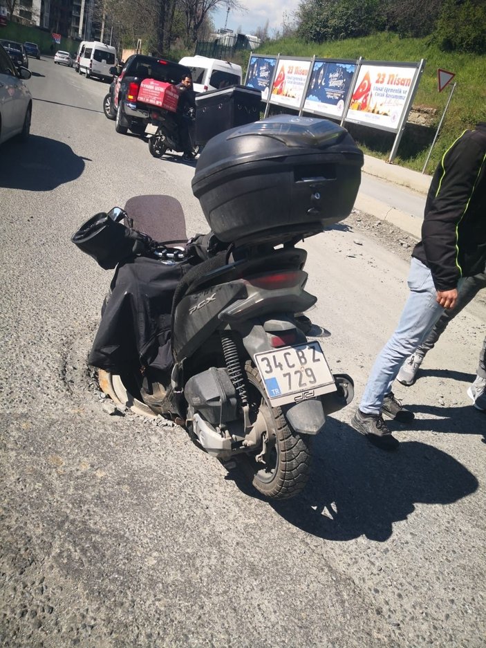 (Özel) İstanbul’da ilginç kaza: Motosikletli kurye rögara düştü -1