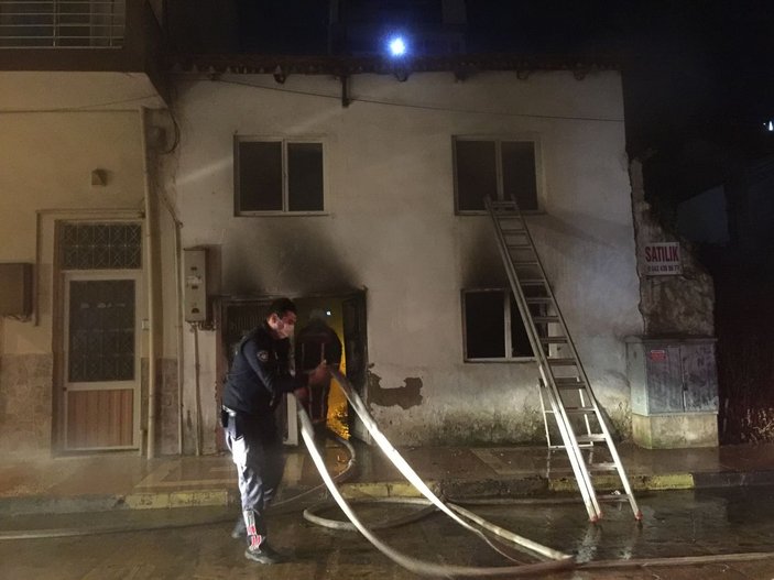 Manisa'da evde çıkan yangında 1 kişi yaralandı -1