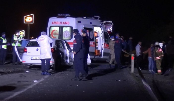 Silivri'de otomobil kamyona arkadan çarptı: 1 ölü -1