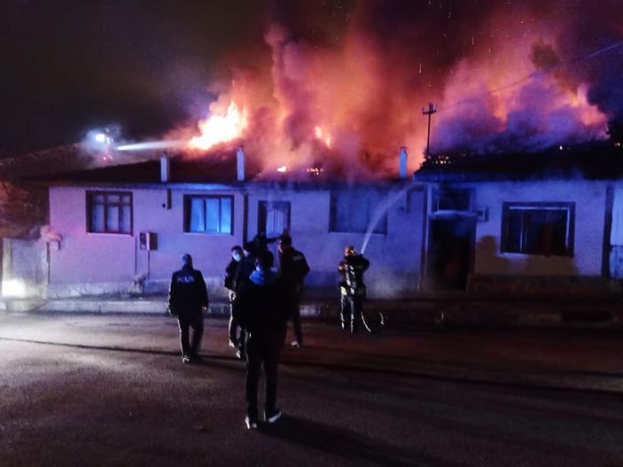 Kastamonu'da çıkan yangında 4 ev kül oldu 2 ev kullanılamaz hale geldi -4