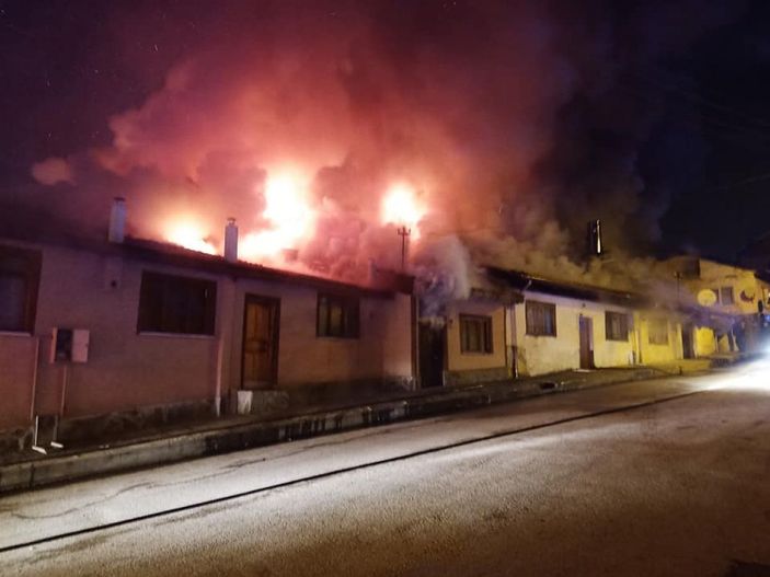 Kastamonu'da çıkan yangında 4 ev kül oldu 2 ev kullanılamaz hale geldi -3