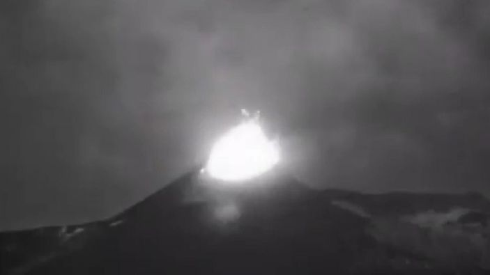 Etna Yanardağı yeniden faaliyete geçti -1