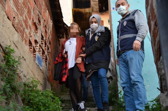 Kocaeli'de evin gizli bölmesinde saklanan 2 kadın, polisten kaçamadı