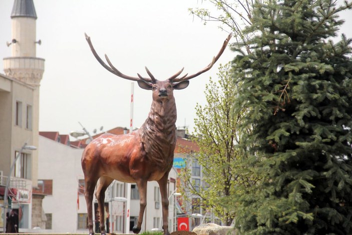 Bolu'da ayı heykeli yerine yapılan geyik heykelleri meydana konuldu -3