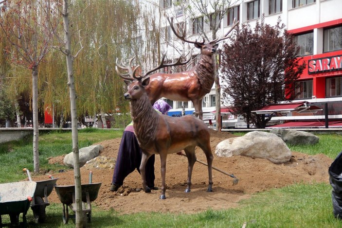Bolu'da ayı heykeli yerine yapılan geyik heykelleri meydana konuldu -7