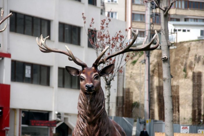 Bolu'da ayı heykeli yerine yapılan geyik heykelleri meydana konuldu -1