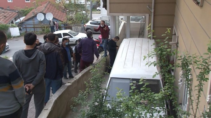 Maltepe’de minibüs apartman bahçesine uçtu