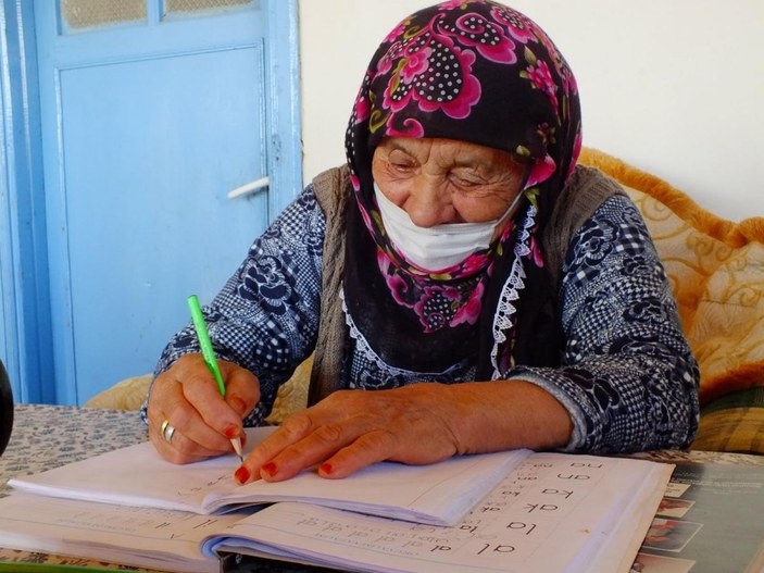 Denizli'de 90 yaşındaki İsmi Kaya, 2 ayda okuma - yazma öğrendi