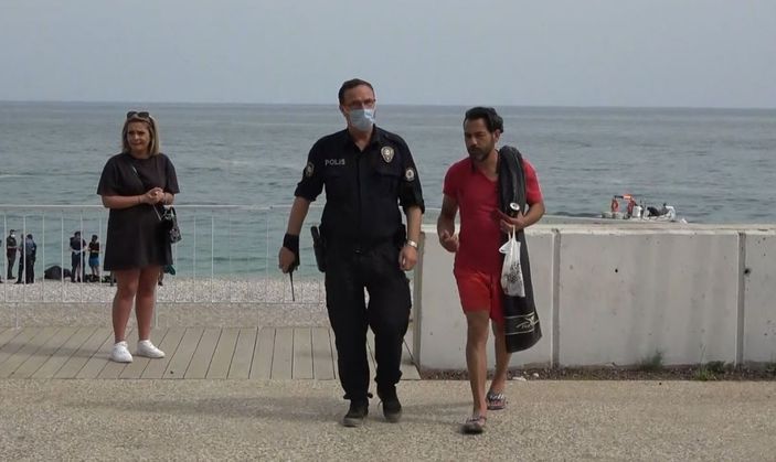 (Özel) Kısıtlamada sokakta yakalanıp ceza yiyince polislerin elini öpmek istedi -5