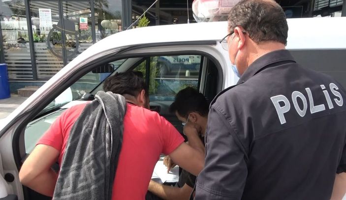 (Özel) Kısıtlamada sokakta yakalanıp ceza yiyince polislerin elini öpmek istedi -4