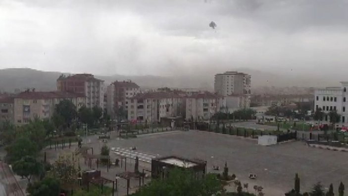 Elazığ'da fırtınanın etkisiyle binanın dış kaplaması söküldü -2