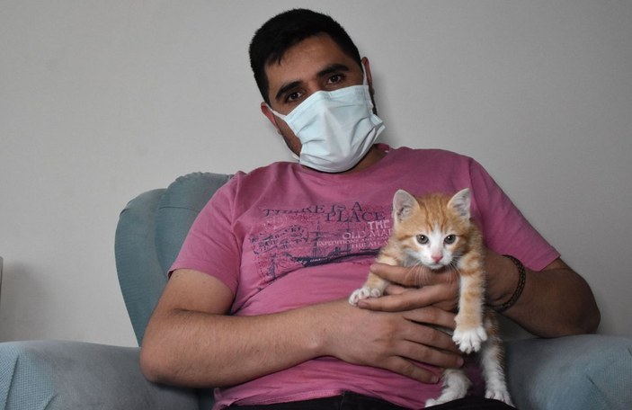 Sivas'ta itfaiyeyi bezdiren yavru kediyi kurtarıp sahiplendi