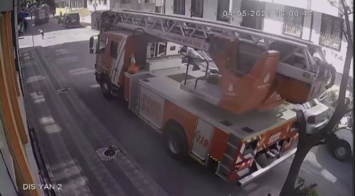 Sultangazi'de patenli çocuk itfaiye aracının altında kalmaktan son anda kurtuldu -3