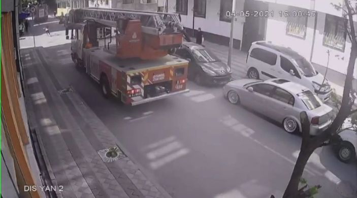Sultangazi'de patenli çocuk itfaiye aracının altında kalmaktan son anda kurtuldu -4