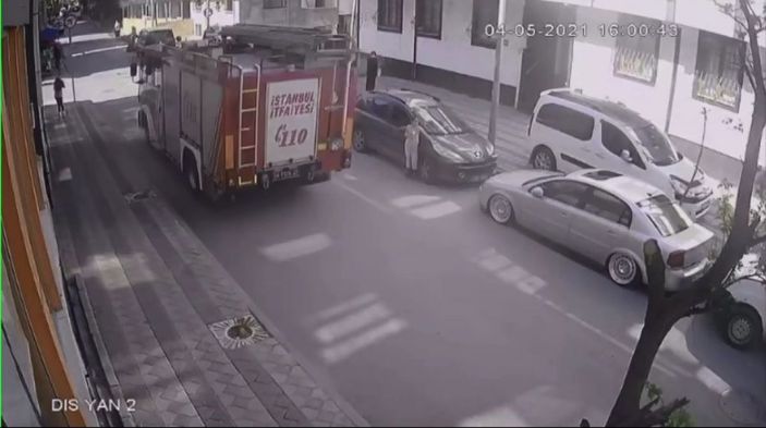 Sultangazi'de patenli çocuk itfaiye aracının altında kalmaktan son anda kurtuldu -2