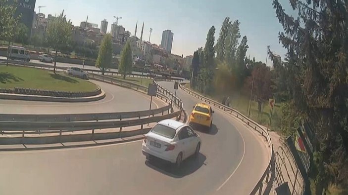 Bağcılar'da otomobilin bariyere çarpma anı