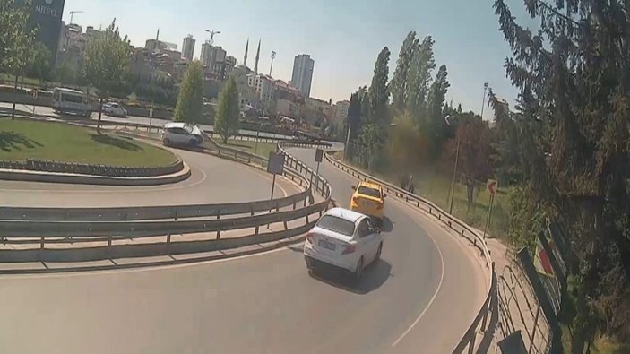 Bağcılar'da otomobilin bariyere çarpma anı