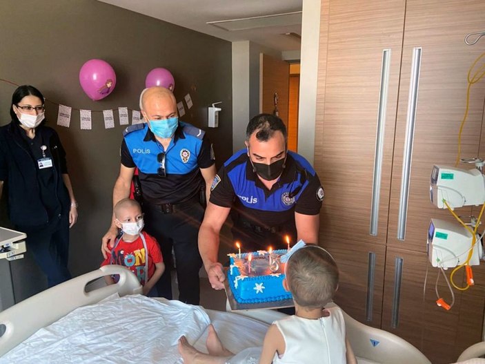 Polisten, lösemi tedavisi gören minik Miray’a doğum günü sürprizi -2