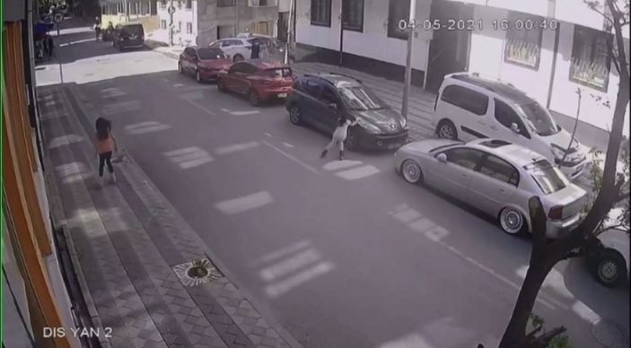 Sultangazi'de patenli çocuk itfaiye aracının altında kalmaktan son anda kurtuldu -1