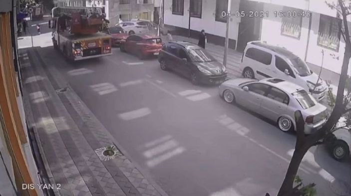 Sultangazi'de patenli çocuk itfaiye aracının altında kalmaktan son anda kurtuldu -5