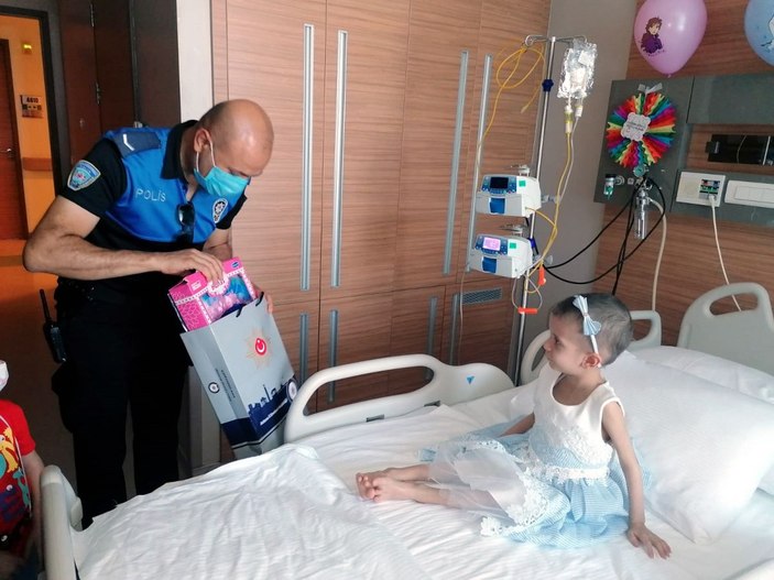 Polisten, lösemi tedavisi gören minik Miray’a doğum günü sürprizi -5