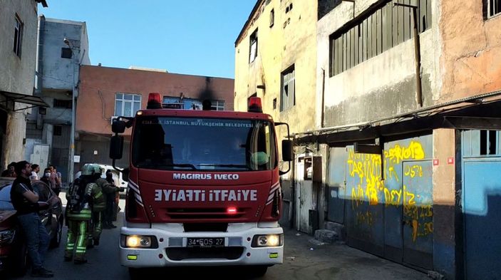 Sultangazi'de patenli çocuk itfaiye aracının altında kalmaktan son anda kurtuldu -6