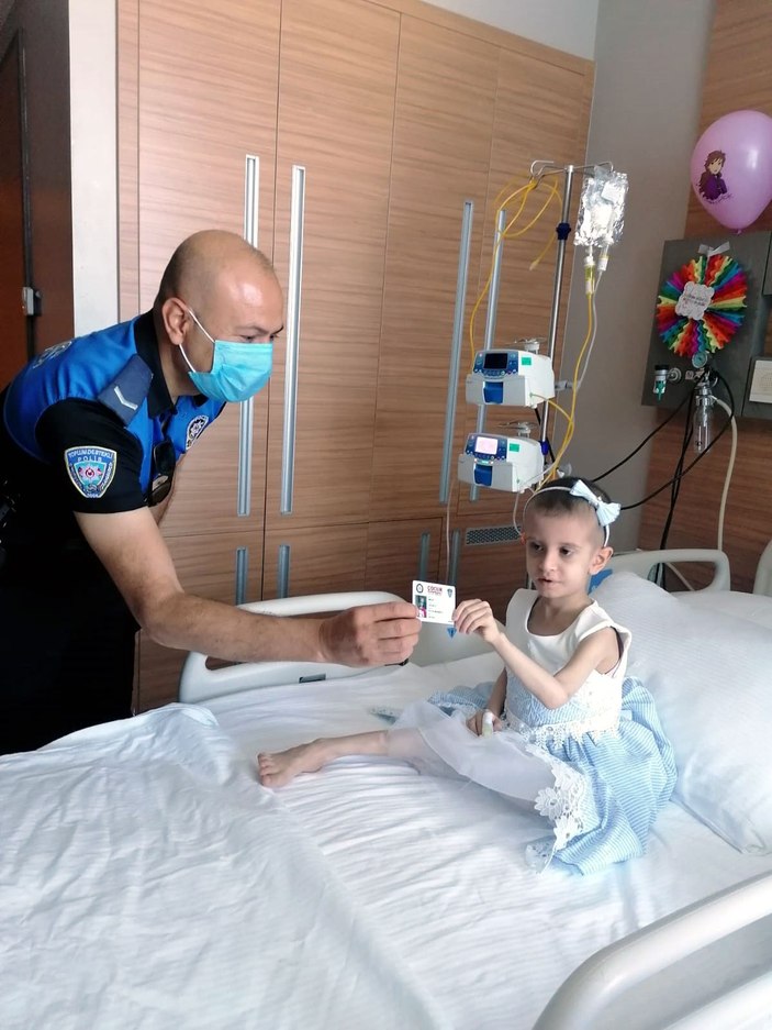 Polisten, lösemi tedavisi gören minik Miray’a doğum günü sürprizi -4