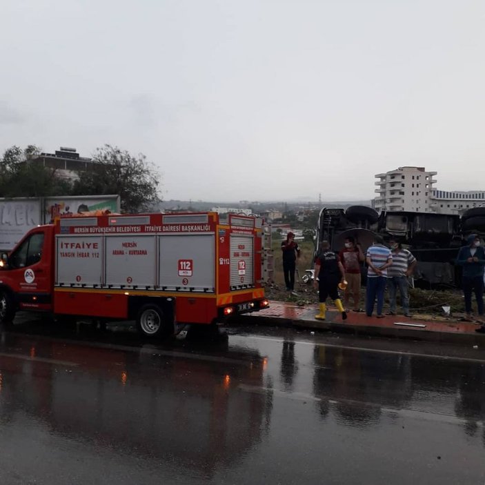 TIR'ın elektrik direğine çarpıp devrildiği kaza kamerada -4