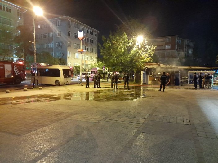 Bakırköy'de İBB'ye ait halk ekmek büfesi alev alev yandı  -4