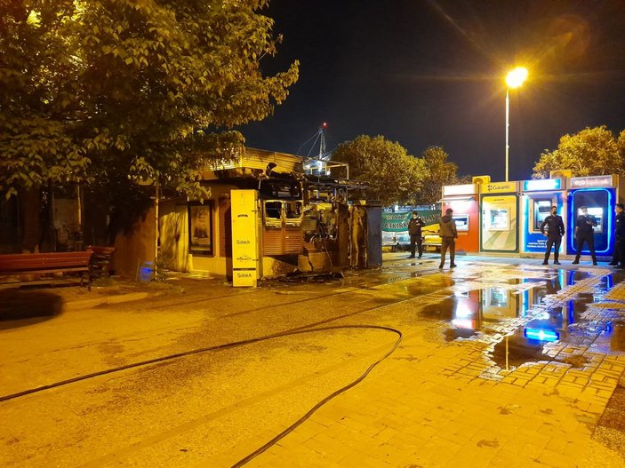 Bakırköy'de İBB'ye ait halk ekmek büfesi alev alev yandı  -5
