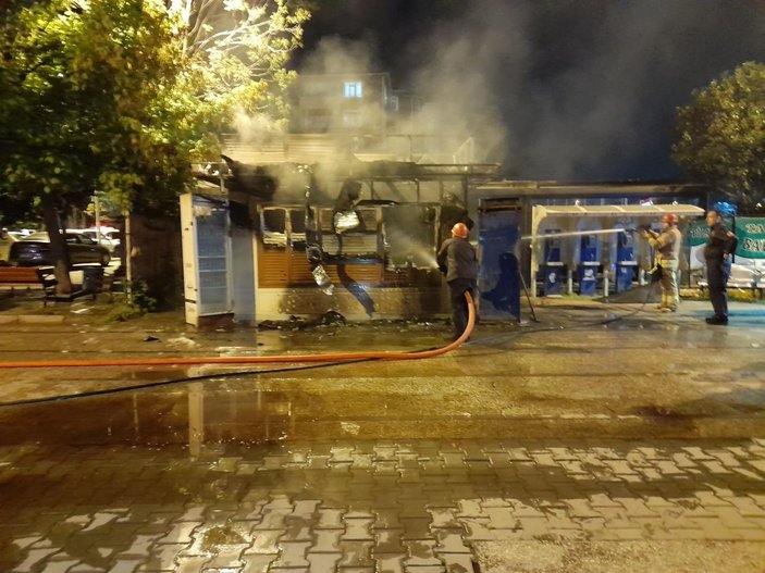 Bakırköy'de İBB'ye ait halk ekmek büfesi alev alev yandı  -3