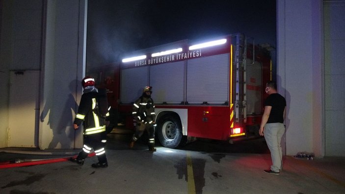 Bursa'da kauçuk fabrikasında çıkan yangında, 6 işçi dumandan etkilendi -1
