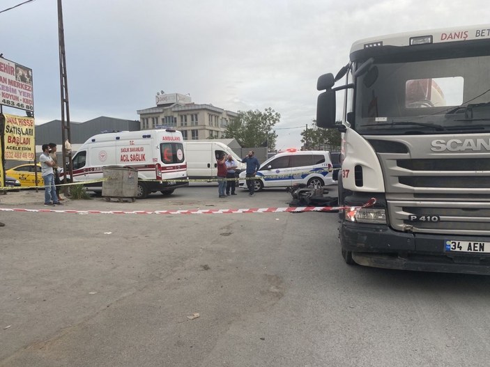 Ataşehir'de motosiklet sürücüsü beton mikserinin altında kalarak öldü -4