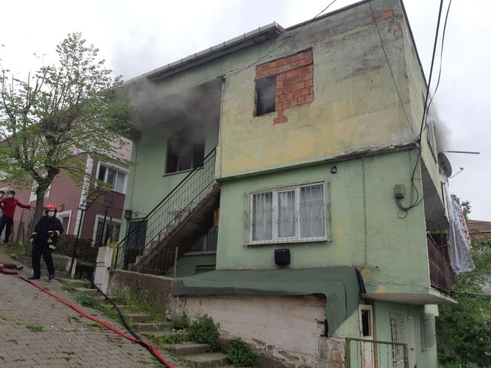 Evinin yatak odasında çıkan yangını gözyaşlarıyla izledi -3