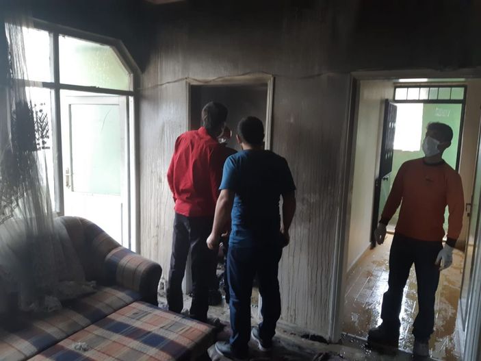 Evinin yatak odasında çıkan yangını gözyaşlarıyla izledi -7