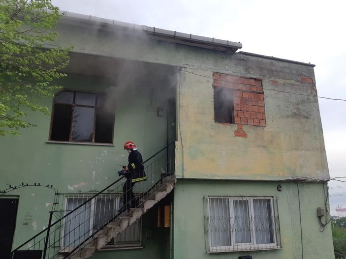 Evinin yatak odasında çıkan yangını gözyaşlarıyla izledi -6