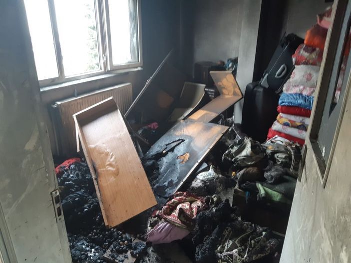 d Evinin yatak odasında çıkan yangını gözyaşlarıyla izledi -9