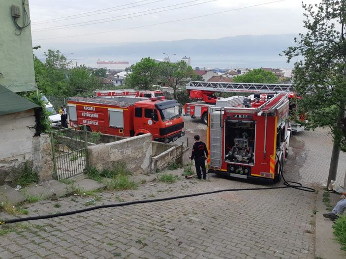 Evinin yatak odasında çıkan yangını gözyaşlarıyla izledi -8