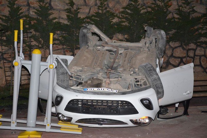 Tokat'ta otomobil, 10 metre yüksekten site bahçesine düştü