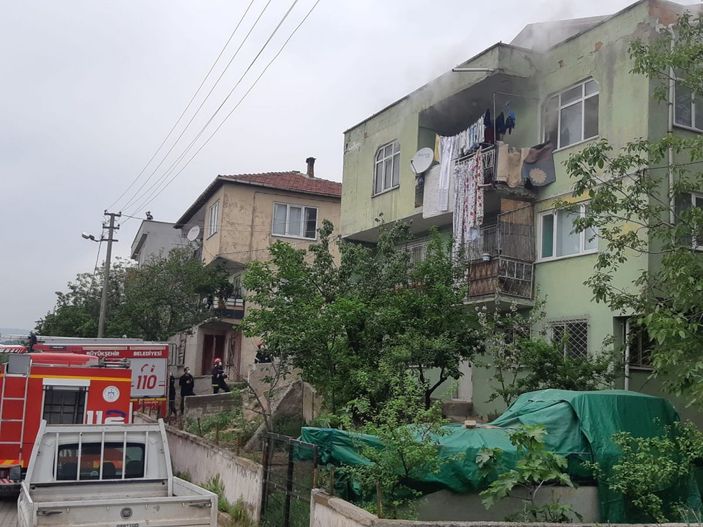 Evinin yatak odasında çıkan yangını gözyaşlarıyla izledi -1