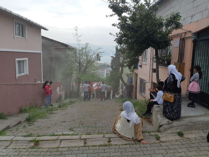 Evinin yatak odasında çıkan yangını gözyaşlarıyla izledi -2