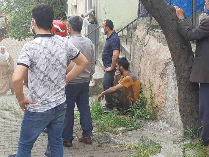 Evinin yatak odasında çıkan yangını gözyaşlarıyla izledi -4