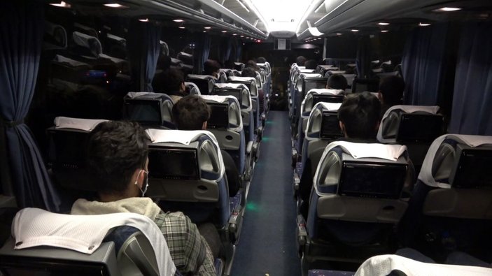 Samsun'da sahte kimlik ve seyahat izin belgeli Afgan uyruklu 25 göçmen yakalandı -4