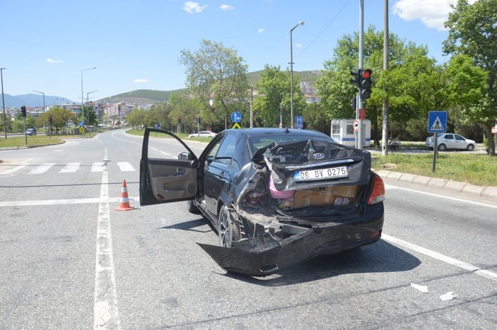 Otomobil, kontrol noktasında 2 araca çarptı: 6 yaralı -8