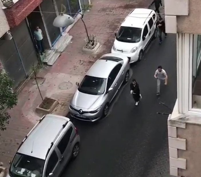 Beyoğlu'nda sokak ortasında silahlı kavga