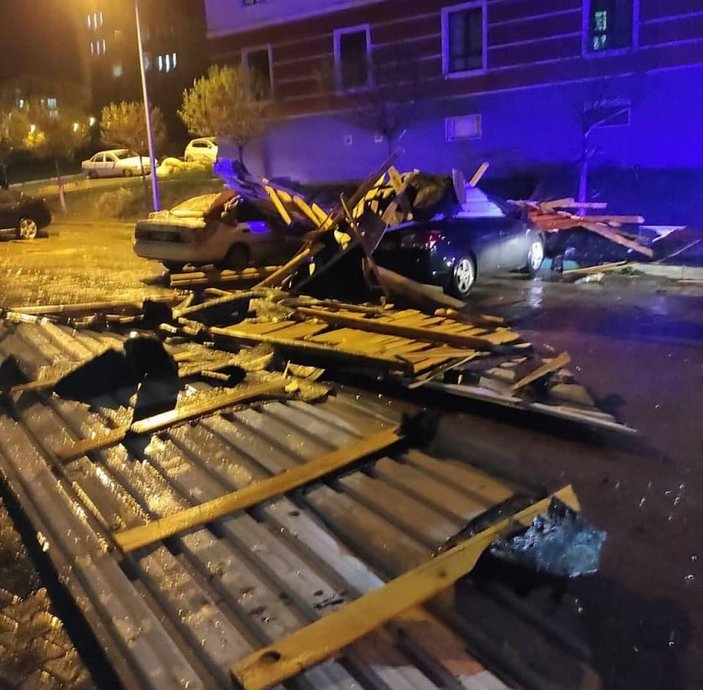 Yozgat'ta fırtına çatıları uçurdu, 20 otomobil hasar gördü