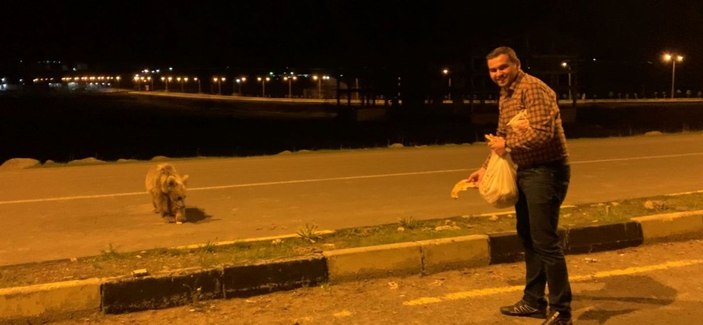 Yavru boz ayıları eliyle besledi -5