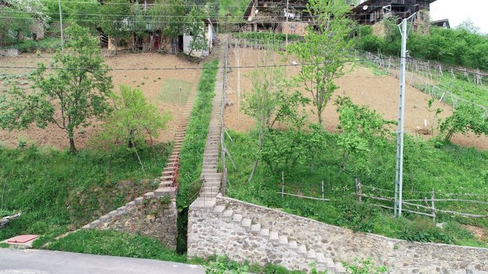 Trabzon'da küs komşuların inat merdiveni